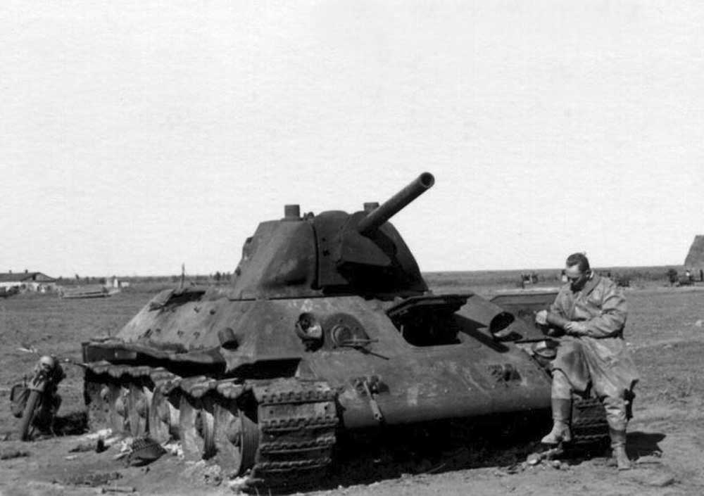 Советский танк Т-34 подбитый в июле 1941 года
