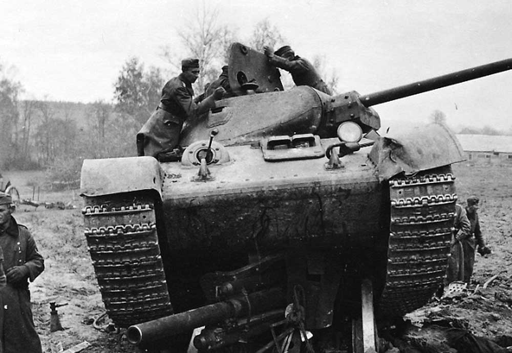 Т-34-76 раздавил немецкое орудие