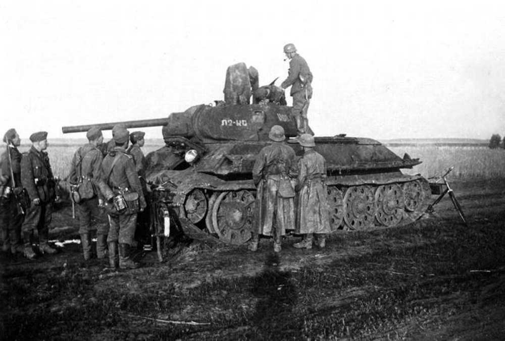 1941 год, немцы осматривают оставленный танк Т-34