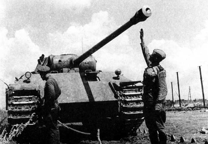 Советские бойцы осматривают подбитый немецкий танк Пантера